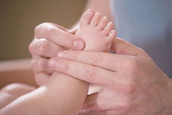 Massage pour hallux valgus chez un enfant
